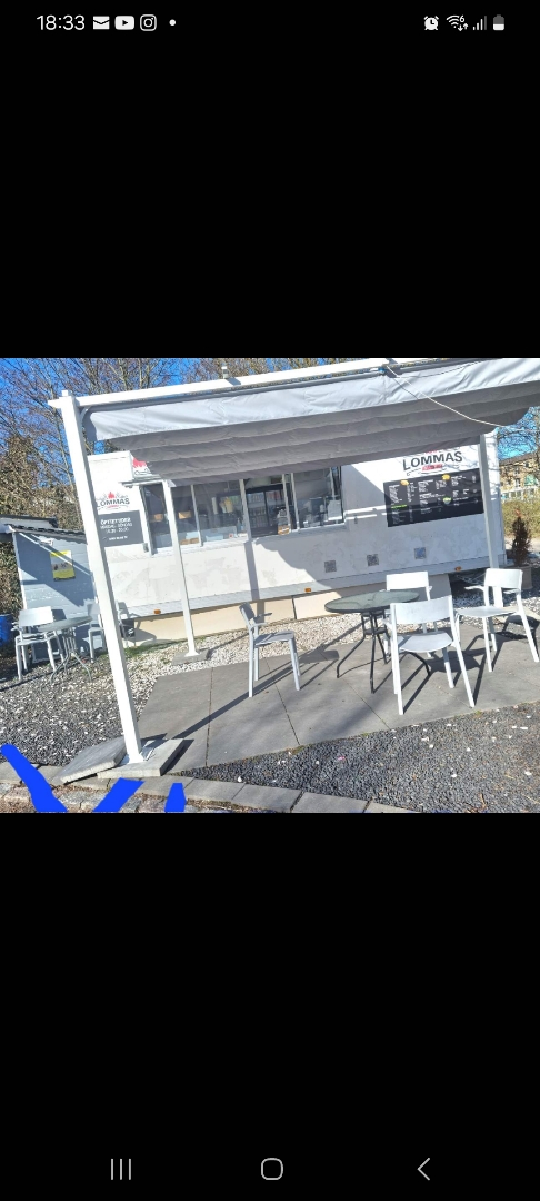 Lomma Kebabkiosks vagn med uteservering på Sandstensgatan